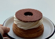 Fastelavnsbolle med blomme og marzipan