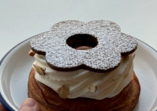 Fastelavnsbolle med hasselnød og karamel